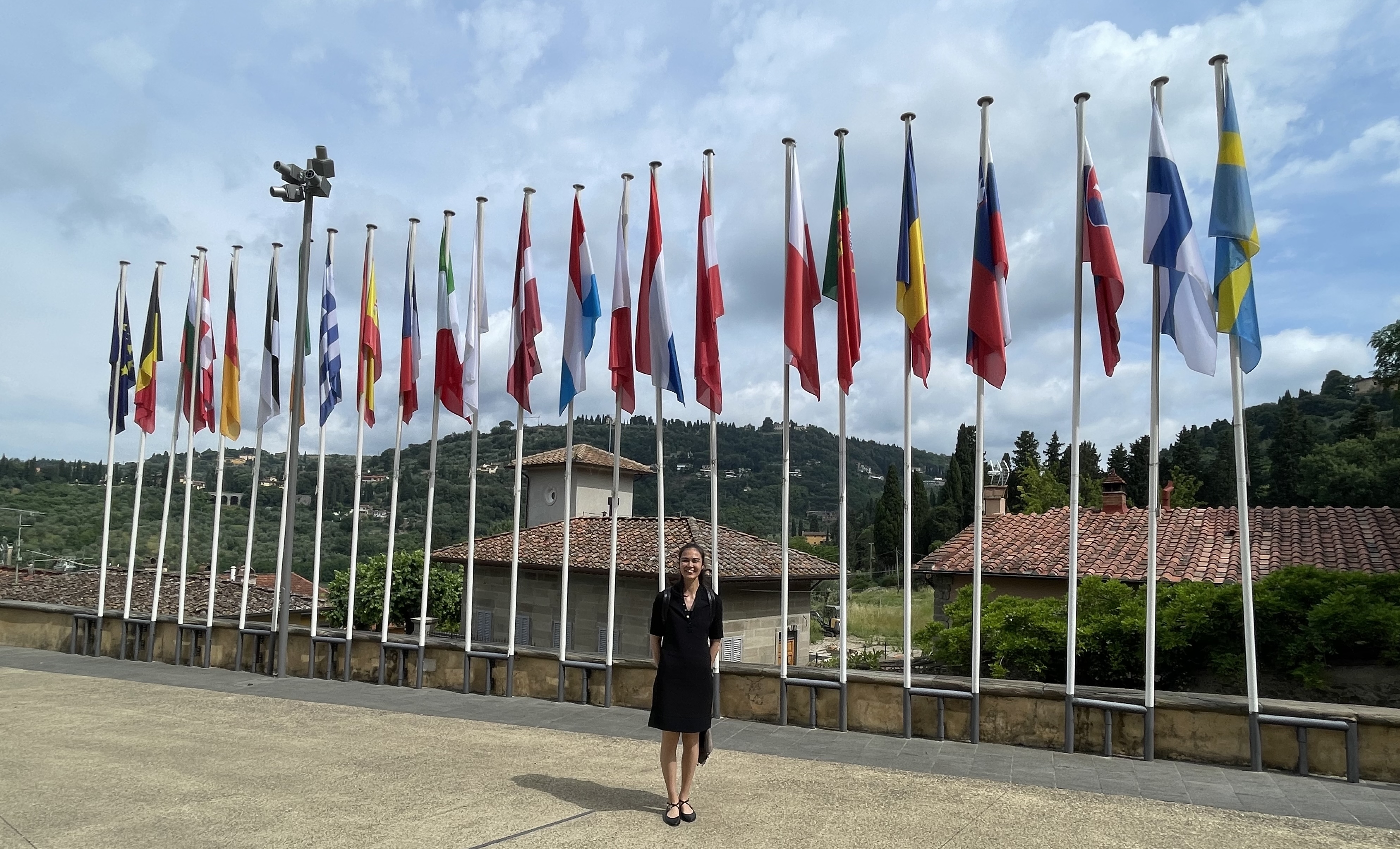 Mina Pollmann in front of EU flags